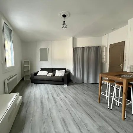 Notre Dame Apartment *